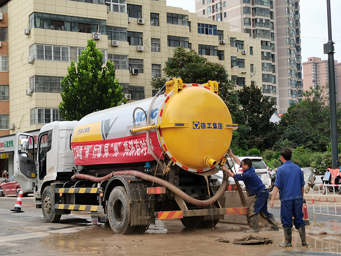 徐工吸污車馳援鄭州特大暴雨