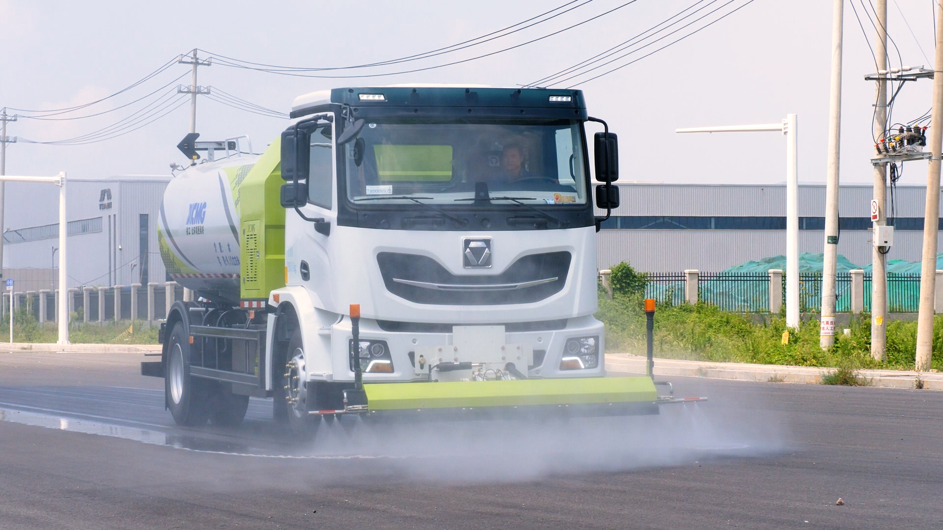 徐工純電動(dòng)高壓清洗車在徐州月皓路全面清洗